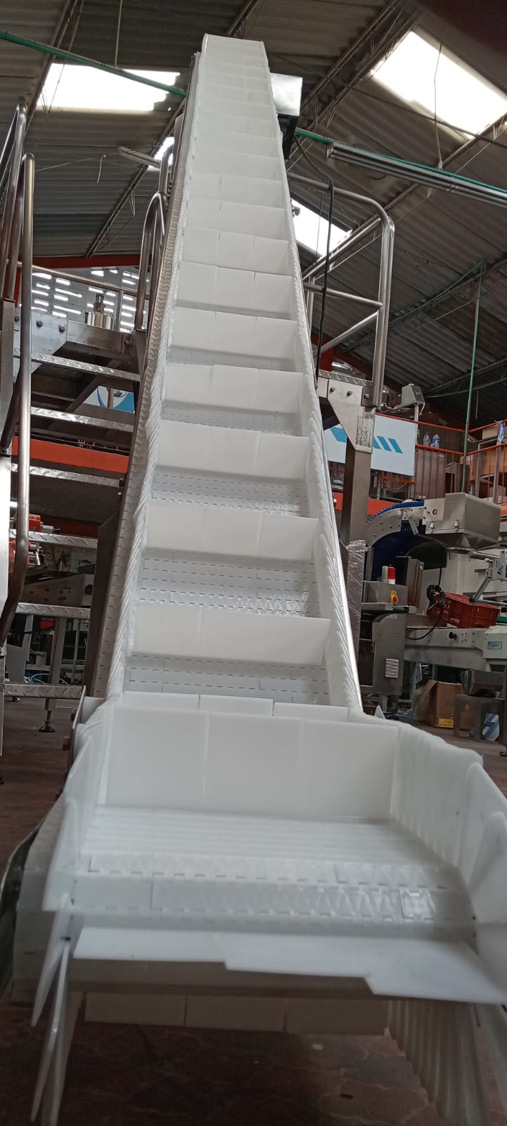 Banda Elevadora con Aletas laterales